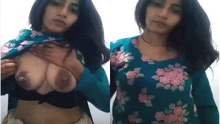 Desi Girl Shows Boobs And Fingering | ViralKand
