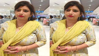 Desi Bhabhi Shows Her Big Boobs | ViralKand