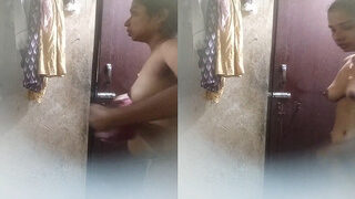 Sexy Desi Bhabhi Bathing | ViralKand