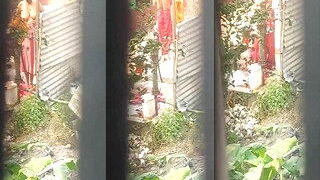 Desi Bhabhi OutDoor Bathing | ViralKand