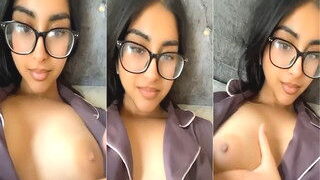 Sexy Desi Girl Shows Boobs | ViralKand