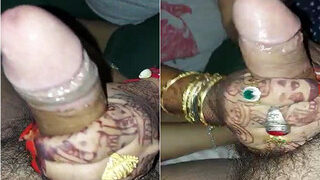 Desi Bhabhi Give Hnadjob | ViralKand