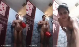 Desi Vlg Girl Shows And Bathing | ViralKand